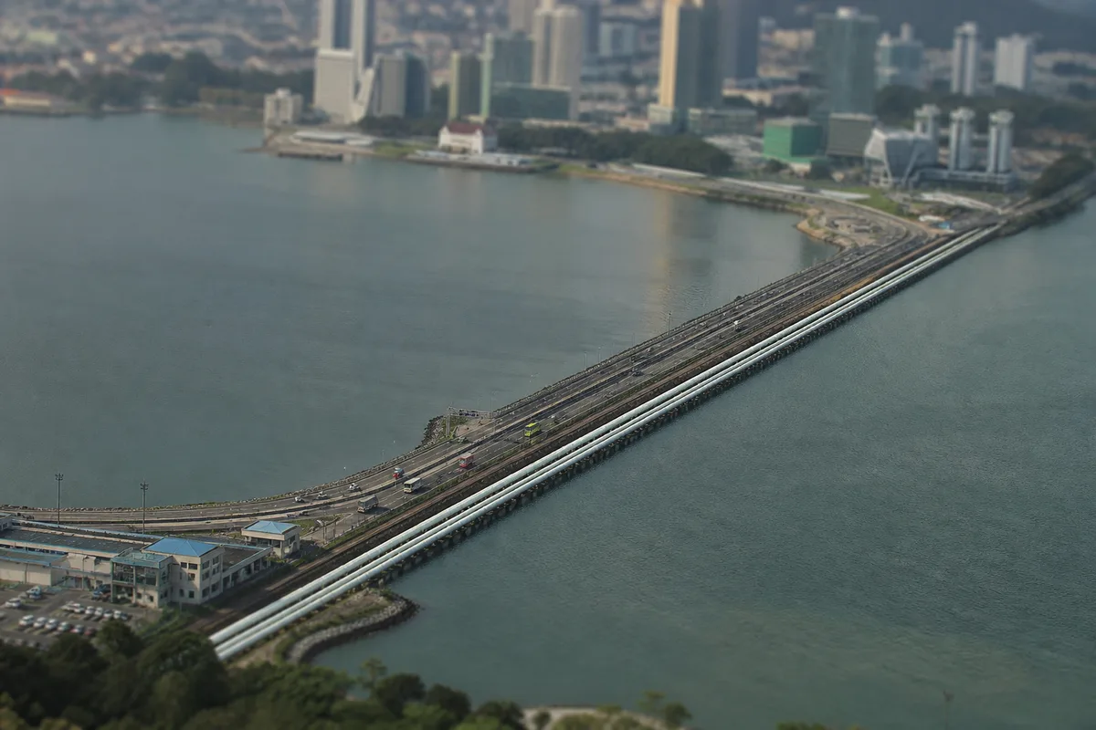 Vue aérienne de la chaussée routière reliant Johor Bahru à Singapour au-dessus du détroit